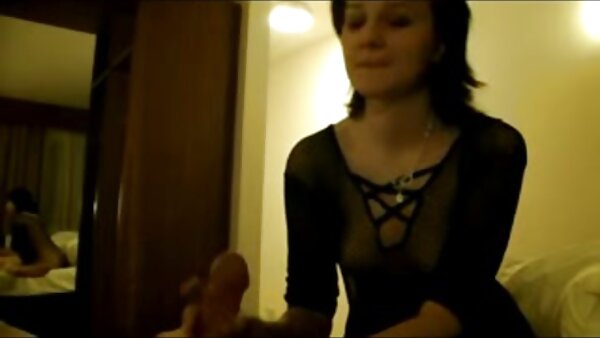 Врелива руса курва ја скокотка својата влакнеста пичка со вибратор во пов