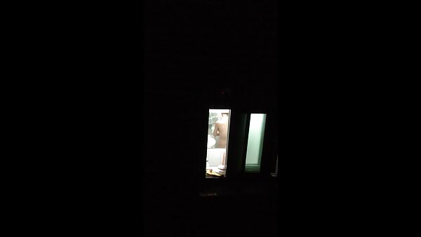 Курвата русокоса бебе со убаво лице јава кур во својата соба