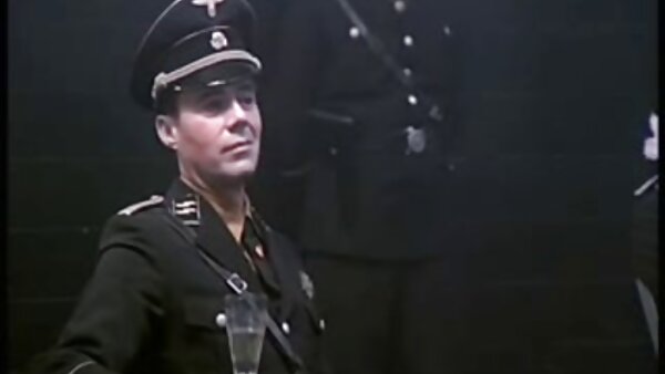 Слаба сканк Софи Линкс ги пробува најдобрите сцени со слатко русокоса тинејџерка