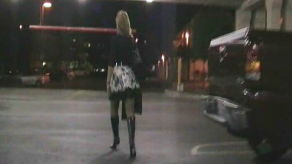 Црвенокосата девојка Анџела Хривтин лиже пичка додека таксите ја ебат во кучешка поза