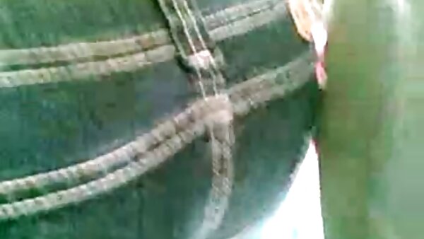 Секси бујна кучка во фармерки Ејми Рид и ја лижат пичката и ја заебаваат